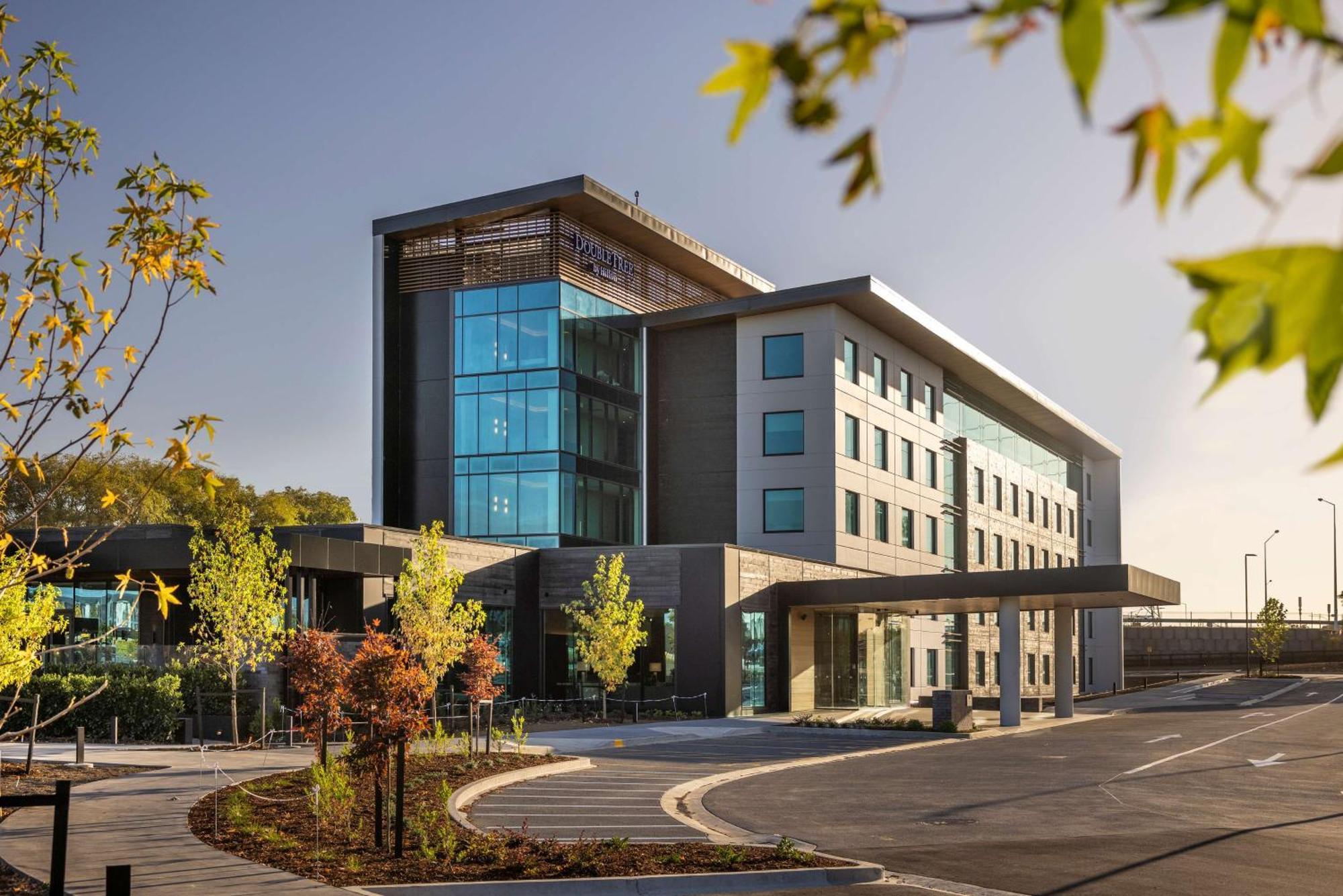 Doubletree By Hilton Auckland Karaka Hotel Exterior photo