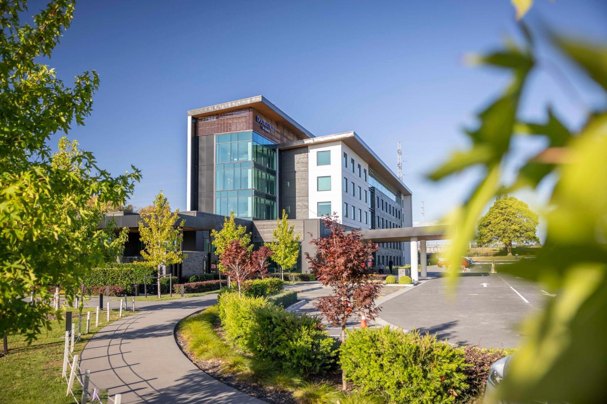 Doubletree By Hilton Auckland Karaka Hotel Exterior photo